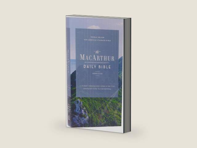 NASB, MacArthur Daily Bible, 2nd Edition, Paperback, 1995 Text, Comfort Print by Thomas Nelson